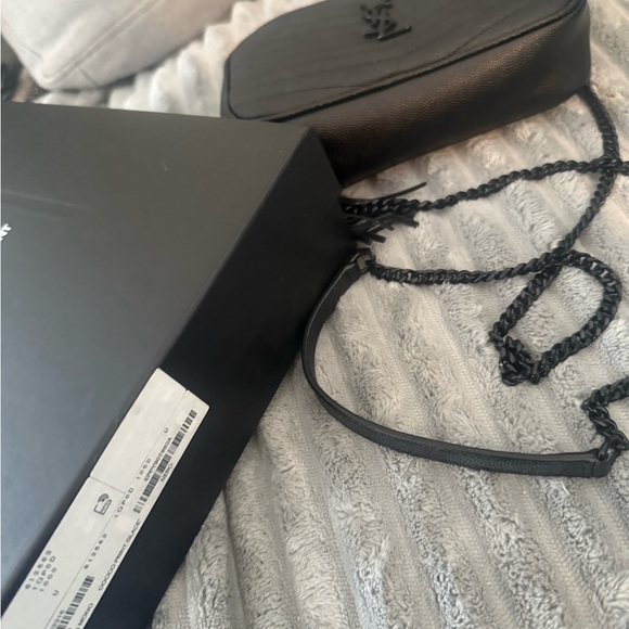 Saint Laurent Paris YSL Monogram Chevron
Mini Lou Bag in peppeled black leather - Picture 11 of 15